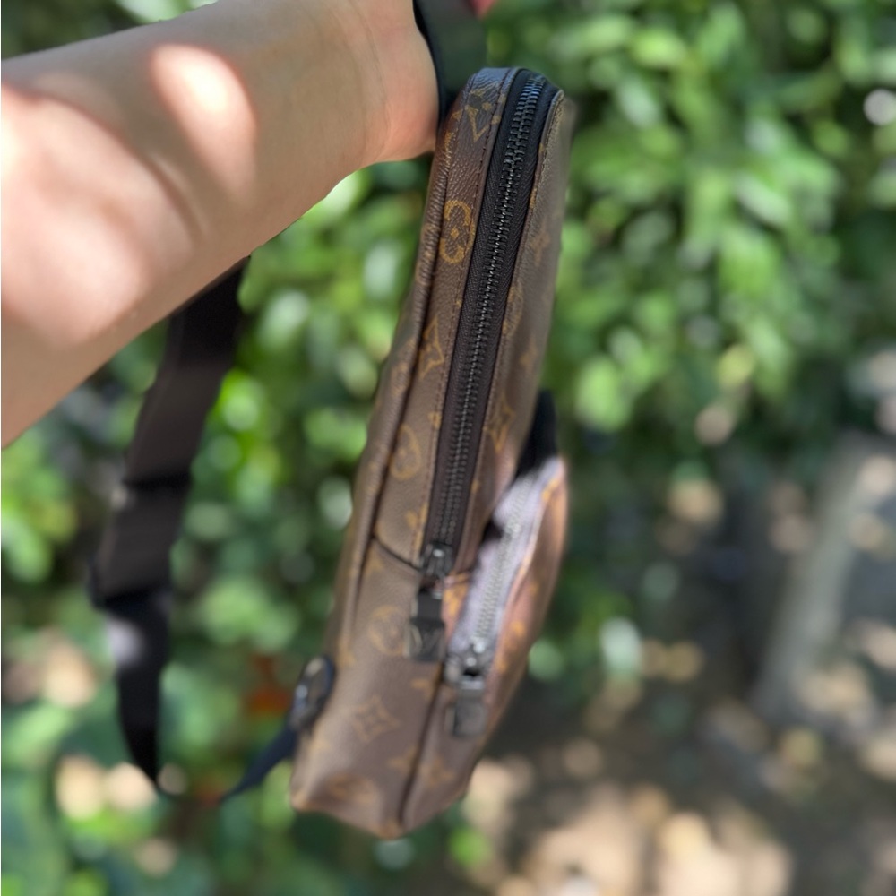 Louis Vuitton Brown and Black Belt Bag with Monogram Design - Picture 4 of 7